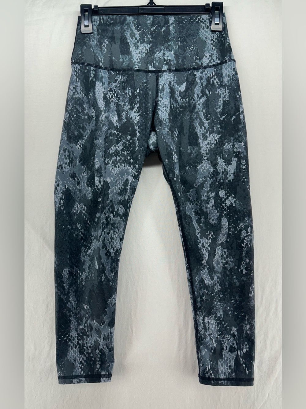 Alo Yoga Legging Airbrush Cropped Capri High Rise Snakeskin Activewear Yoga M